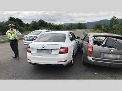 Řidič Renaultu najížděl i do policejní Octavie v civilním provedení.