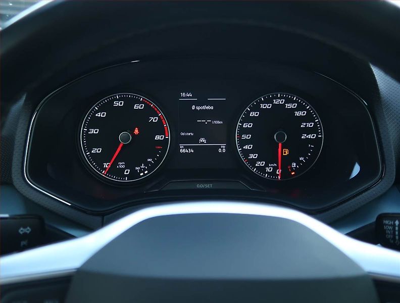 Seat Arona (2021) Xperience 1.0 TSI, ČR,1.maj - fotka 11 z 19