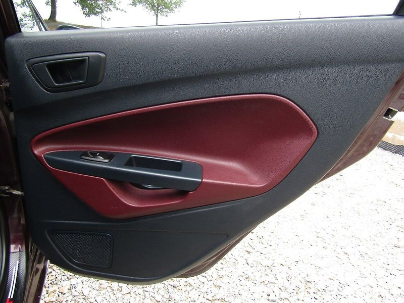 Ford Fiesta (2009) 1.6 TDCi 66kW - fotka 23 z 34