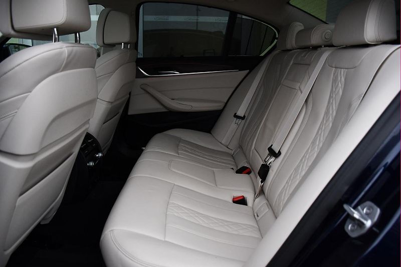 BMW Řada 5 540i xD LUXURY HUD LASER TAŽNÉ - fotka 19 z 46