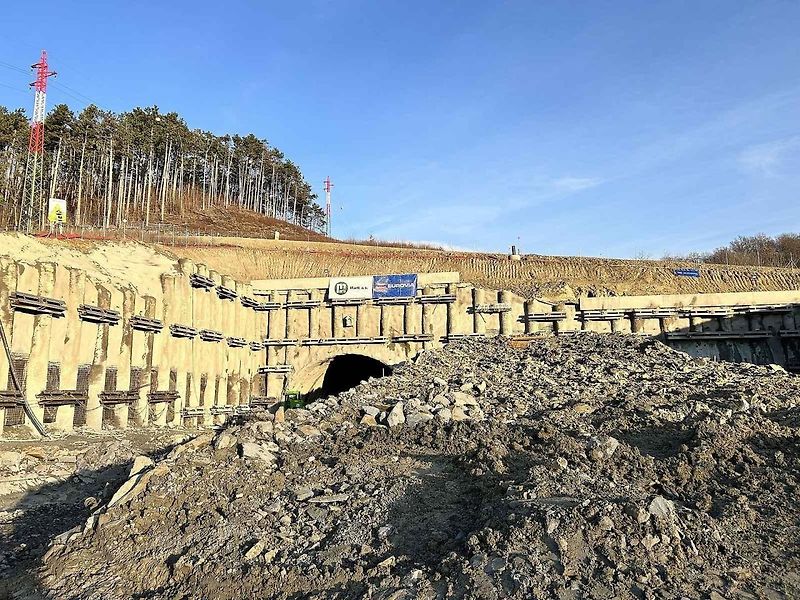 Žehnání svaté Barbory na stavbě tunelu Homole na budoucí dálnici D35 u Vysokého Mýta.