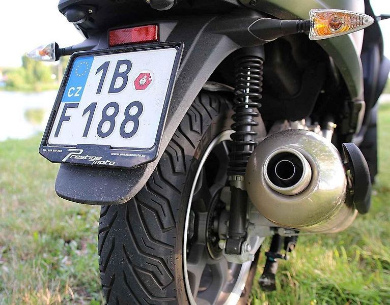 Piaggio MP3 500ie Sport LT (vlevo) a Piaggio Medley 125ie.