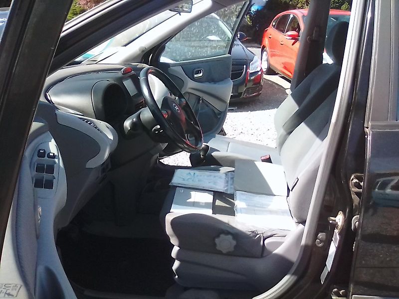 Nissan Almera Tino (2005) 1.8i 16V, kola navíc, závěs - fotka 14 z 32