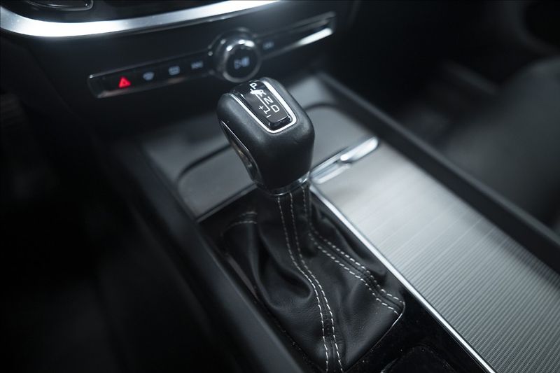 Volvo V60 2,0 D4 R-DESIGN NAVI KAMERA ČR - fotka 34 z 40