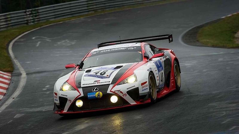 Závodní Lexus LFA na Nürburgringu.