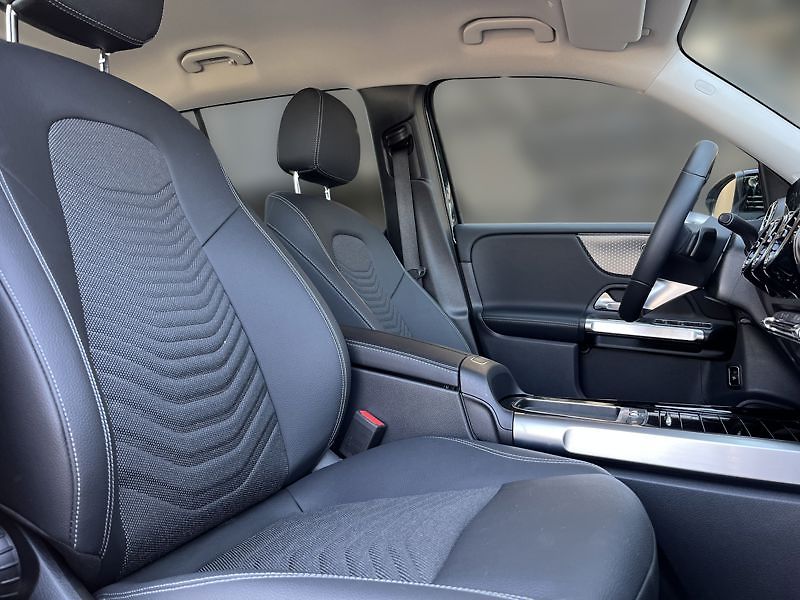 Mercedes-Benz GLB 200 d 4MATIC - fotka 16 z 18
