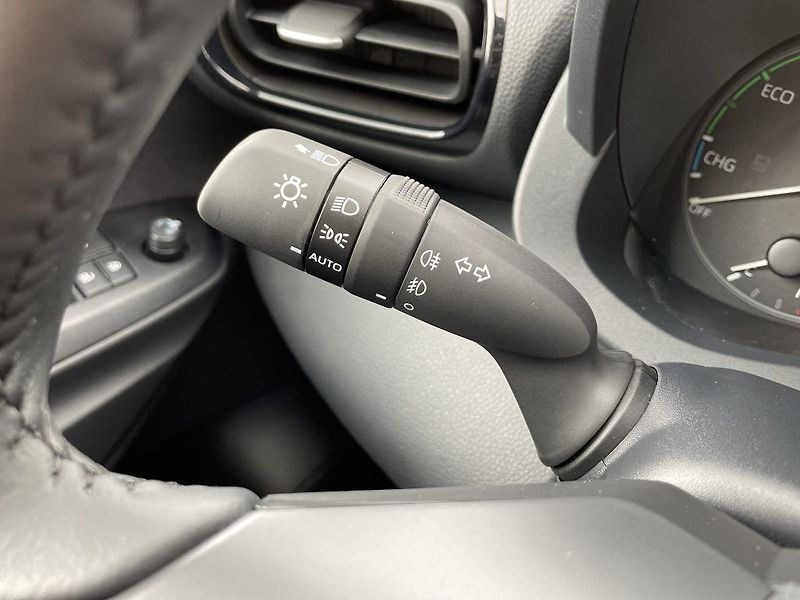 Toyota Yaris 1.5 Hybrid ODBĚR ihned - fotka 25 z 27