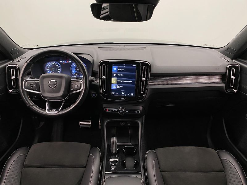 Volvo XC40 D4 AWD R-DESIGN AUT CZ - fotka 2 z 43