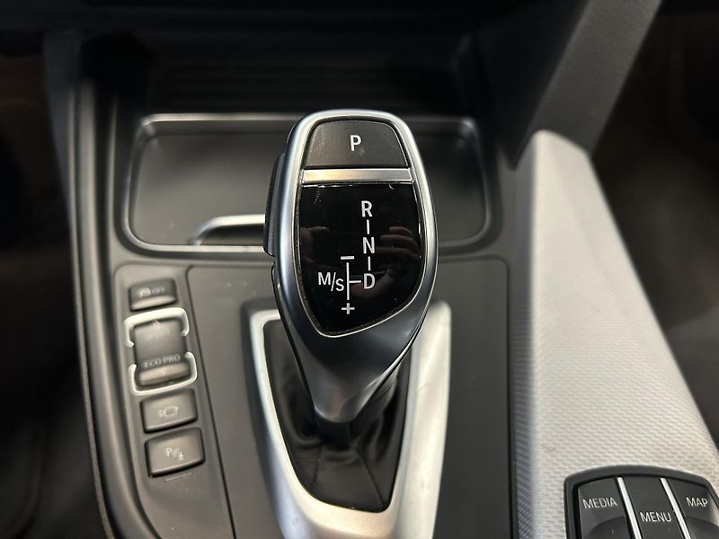 BMW Řada 3 (2017) 320d xDrive M SPORT HUD LED - fotka 11 z 29