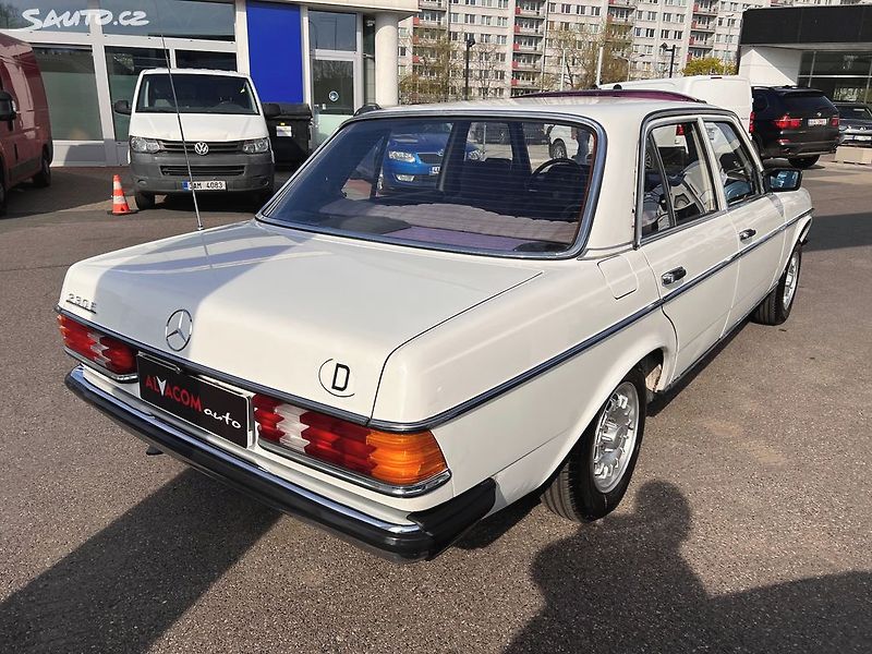 Mercedes-Benz 123 230E - fotka 6 z 23