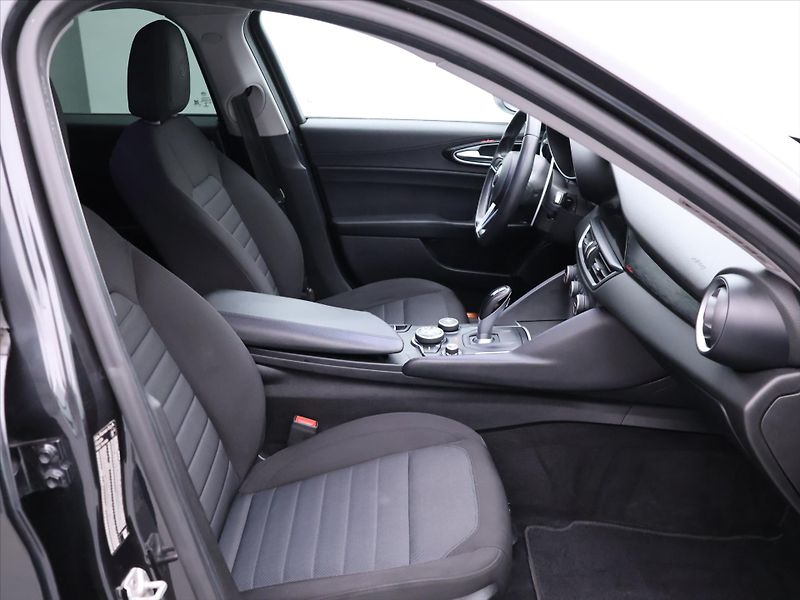 Alfa Romeo Giulia 2,1 JTD 110kW Aut. Navi Xenon - fotka 10 z 33