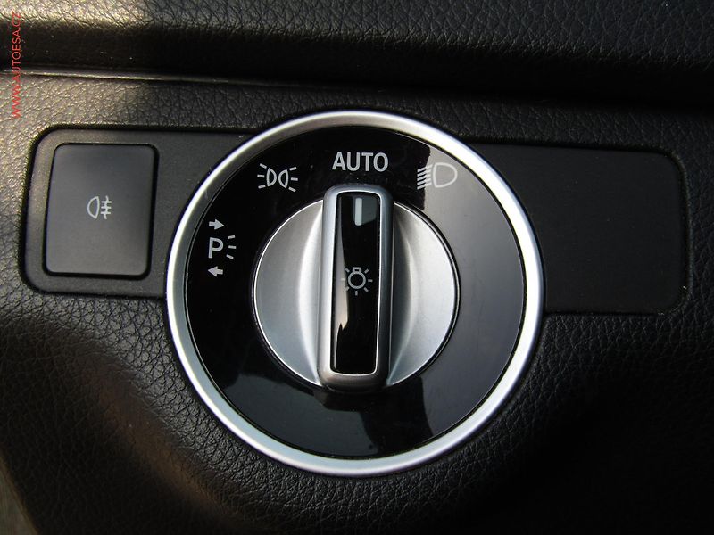 Mercedes-Benz Třídy C (2011) 1.8K C180, AT, bixen, autoAC - fotka 12 z 18