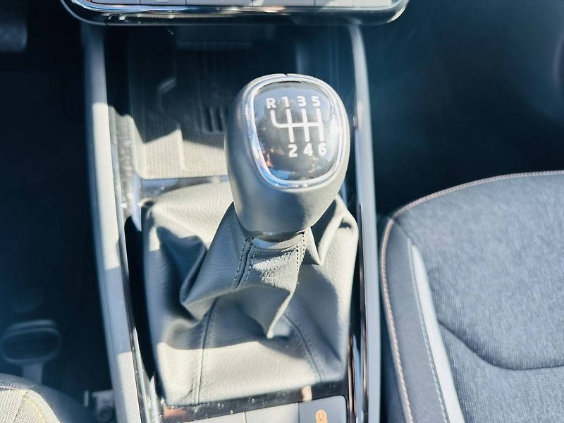 Škoda Kamiq Top Selection 1,0 TSI 85kW MT6 - fotka 17 z 29