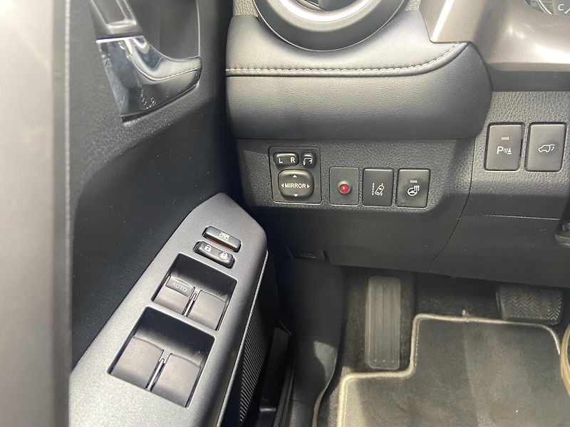 Toyota RAV4 2.5 HSD e-CVT AWD Selection - fotka 13 z 23