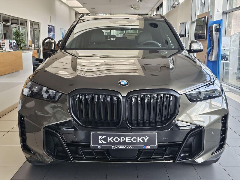BMW X5 xDrive40d - fotka 2 z 36
