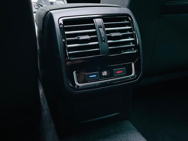 Volkswagen Passat 2.0TDI AUTOMAT VÝHŘEV SERVISKA - fotka 35 z 54