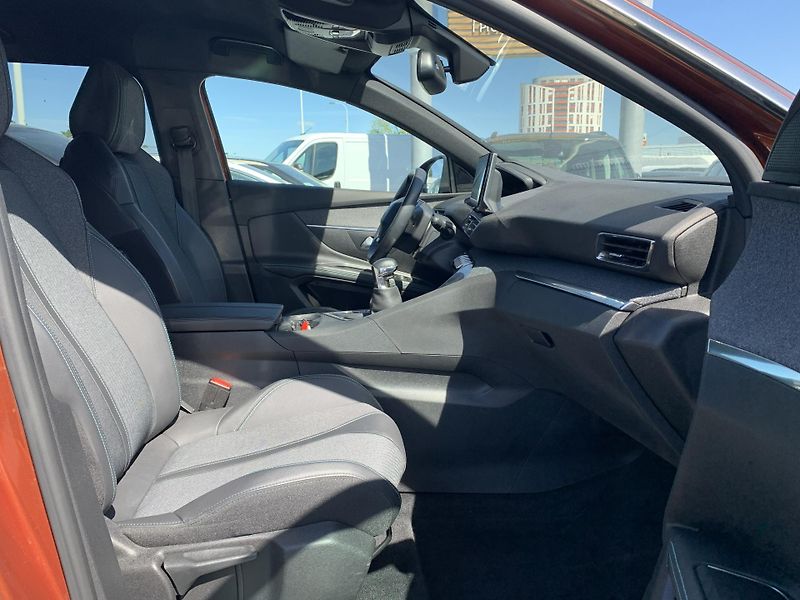 Peugeot 5008 ALLURE PACK 1,2 PureTech 96kW - fotka 15 z 29