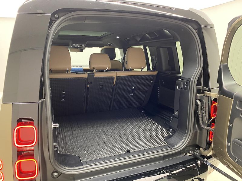 Land Rover Defender 110 D250 X-DYNAMIC SE AWD CZ  - fotka 6 z 50