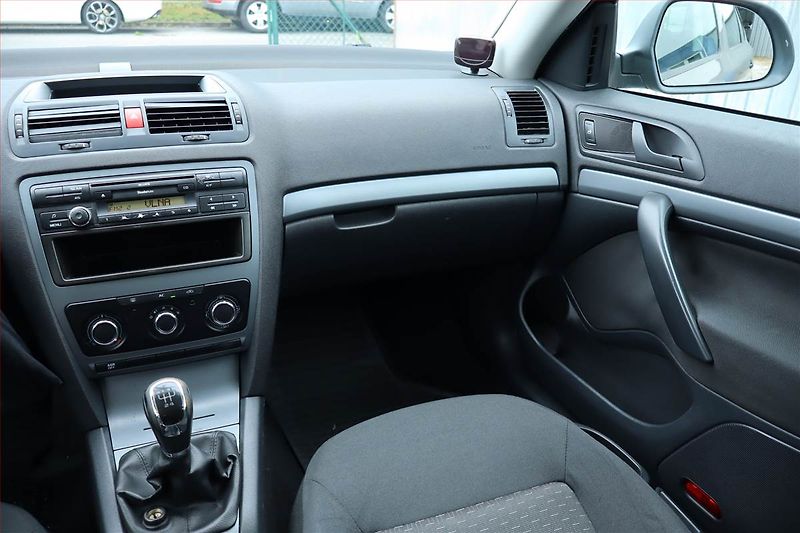Škoda Octavia (2011) 1.6, Serv.kniha, Tempomat - fotka 8 z 21