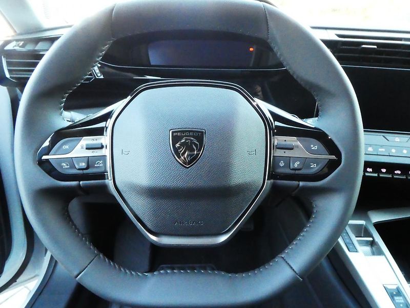 Peugeot 308 SW ACTIVE PT 130k EAT8 - fotka 14 z 26