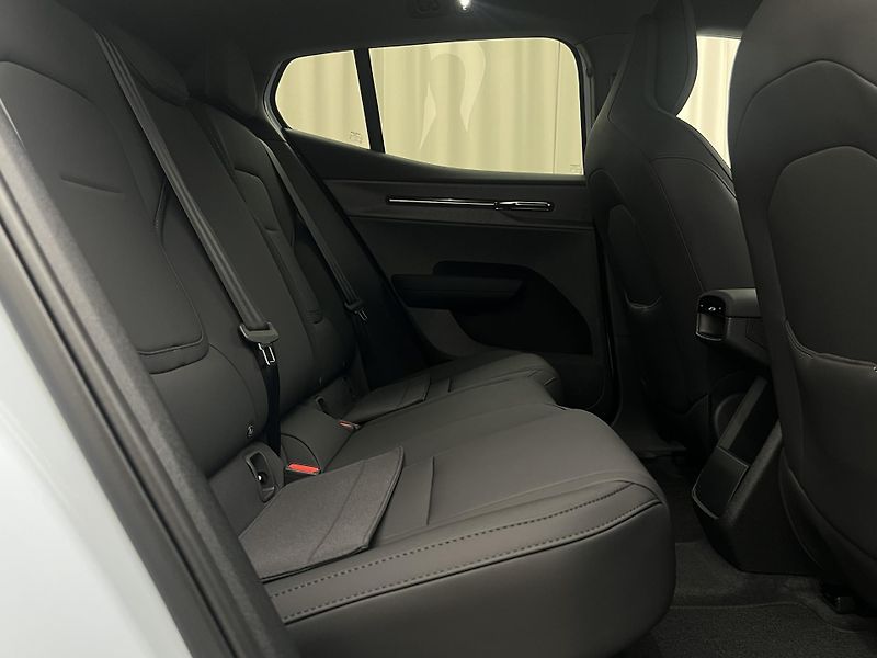 Volvo EX30 (2026) EX30 P8 AWD electric PLUS - fotka 28 z 47