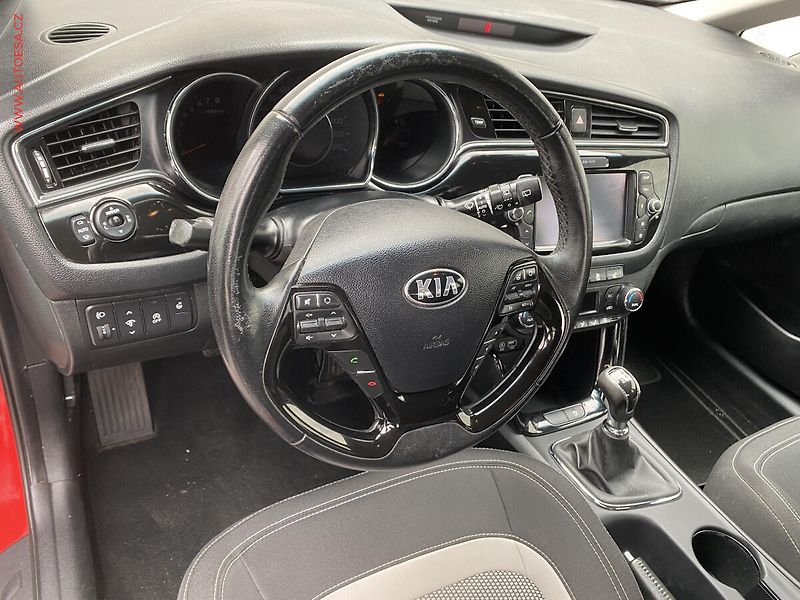 Kia Ceed (2017) 1.6GDi, ČR, AC, kamera - fotka 12 z 19