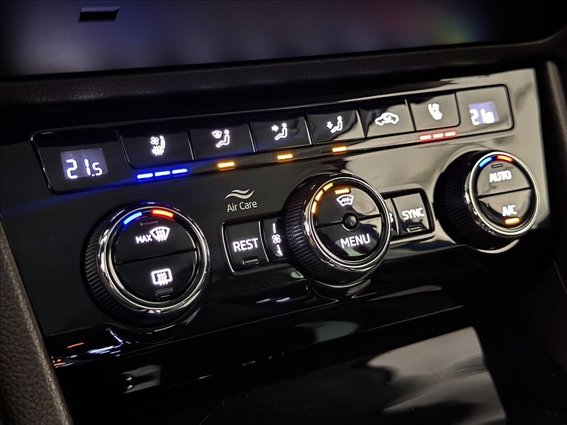Škoda Superb 1,4 TSi  DSG iV L&K LED Assist - fotka 45 z 50