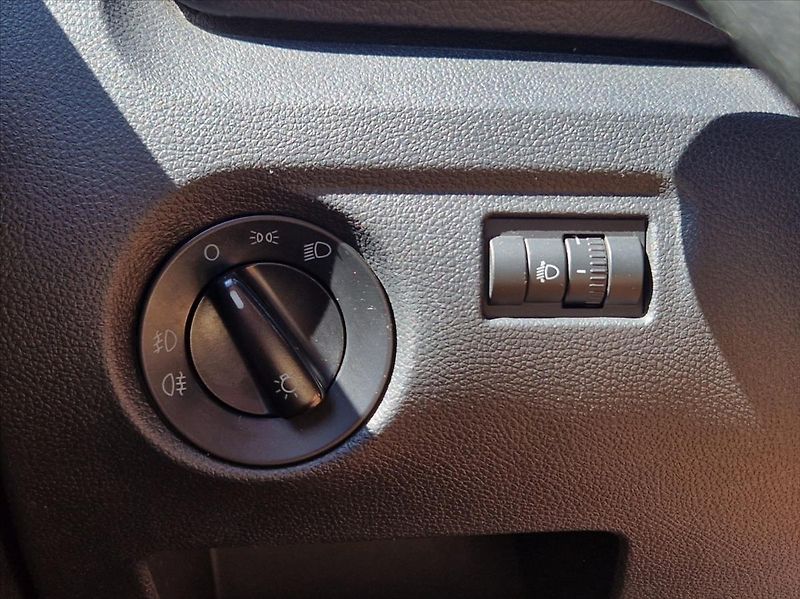 Škoda Fabia 1,2 TSI STŘE.OKNO KLIMA ZIMAKY - fotka 28 z 28