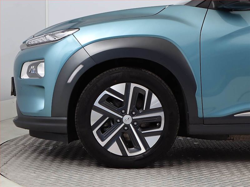 Hyundai Kona (2021) Electric 64 kWh, SoH 100% - fotka 13 z 24