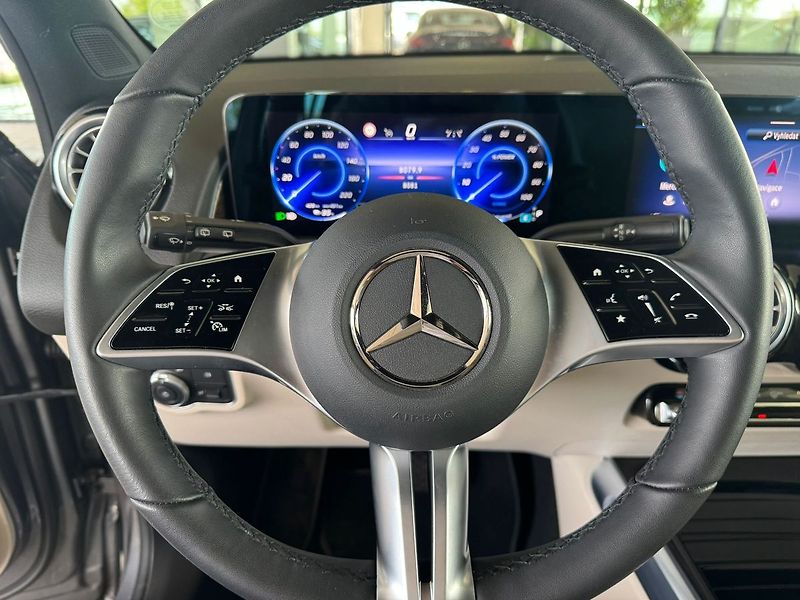 Mercedes-Benz EQB 300 4MATIC - fotka 14 z 20