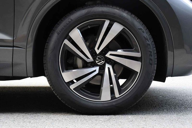 Volkswagen Touareg 3.0 TDI ve výbavě R-line.
