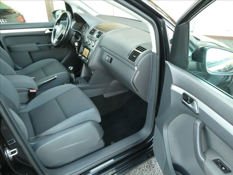 Volkswagen Touran 1,6 TDi 77kW 7.MÍST,navigace - fotka 19 z 43