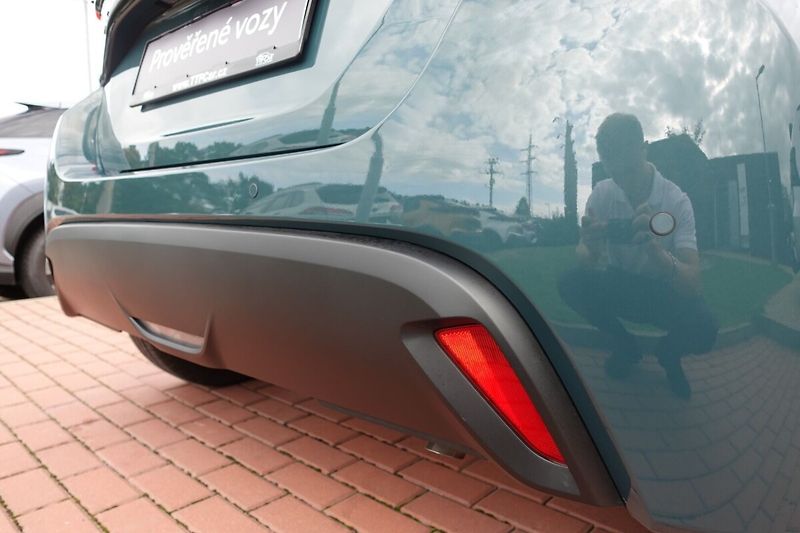 Toyota Yaris 1,5 HEV Style - fotka 29 z 32