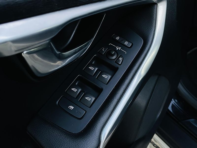 Volvo V40 2.0D3 MANUÁL CROSS SERVISKA  - fotka 32 z 43