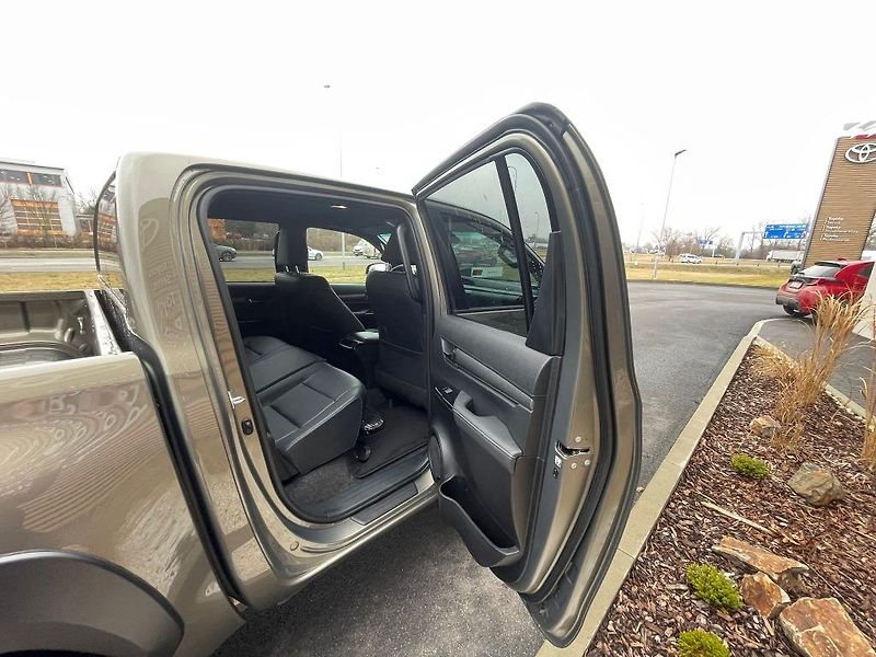 Toyota Hilux 2.8 D-4D automat Invincible - fotka 28 z 28