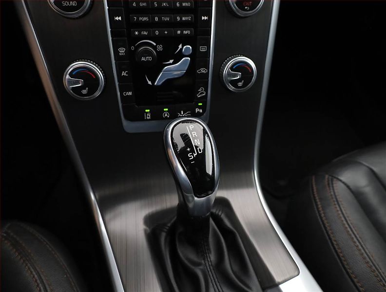 Volvo XC60 (2015) Summum D5, 4X4, Automat - fotka 11 z 21