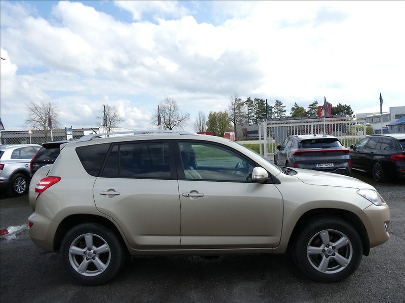 Toyota RAV4 2,2 D-4D 110kW 4x4,ČR,2.majite - fotka 10 z 40