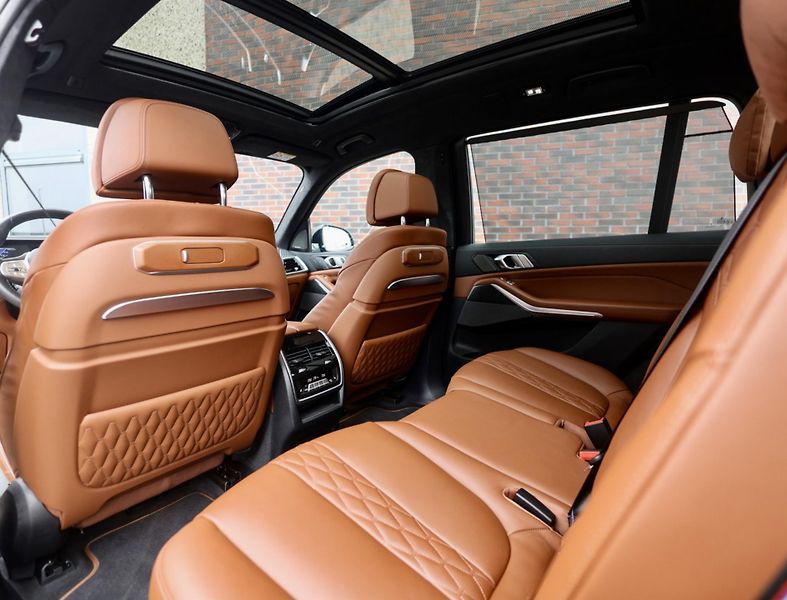 BMW X7 (2023) ALPINA XB7 4.4 V8 Skylounge - fotka 30 z 52