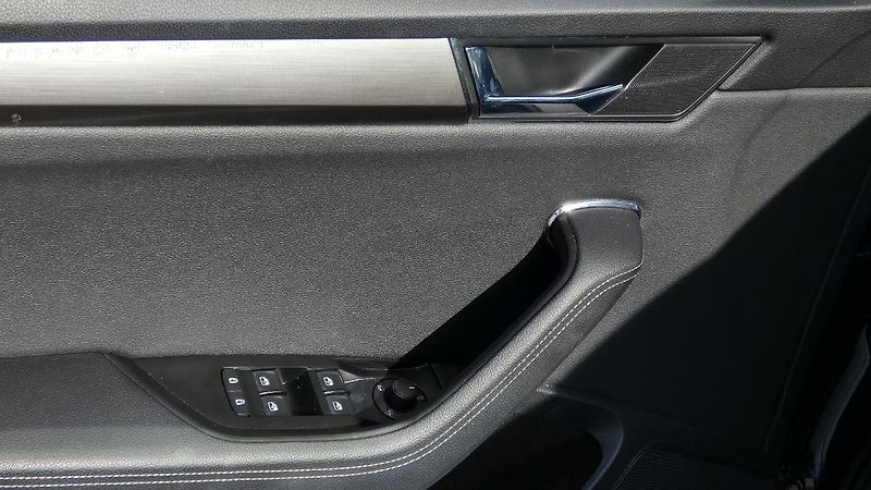 Škoda Superb Combi 2,0 TDI DSG Style - fotka 9 z 24