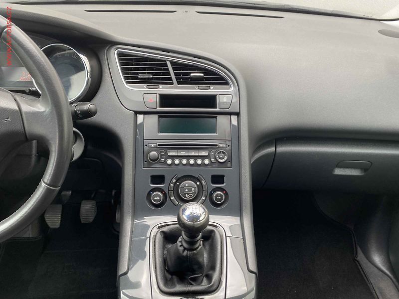 Peugeot 5008 (2011) 1.6 HDi, AC, temp - fotka 12 z 15