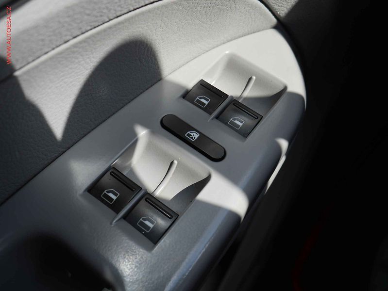 Volkswagen Touran (2006) 1.9TDi, AC, TZ - fotka 11 z 16