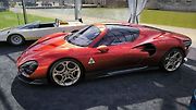 V našem motoristickém zábavném kvízu jsme se dnes soustředili na italskou automobilku Alfa Romeo, která existuje už 115 let. Na snímku je nový vůz Alfa Romeo 33 Stradale, který vzdává hold původnímu vyráběnému úspěšnému modelu.