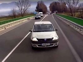 Řidič Dacie najel do kamionu v protisměru.