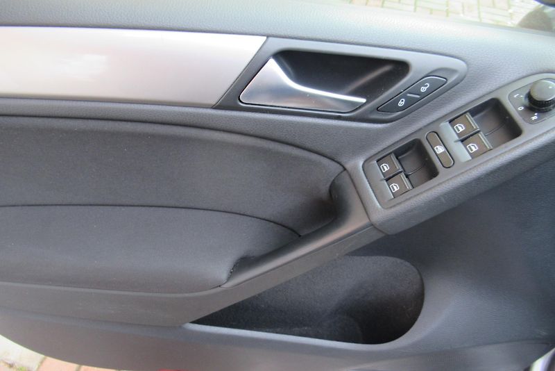 Volkswagen Golf 1.6 TDi KLIMA XENONY - fotka 16 z 19