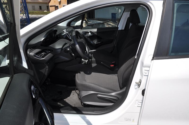 Peugeot 208 1.2i 60kW - fotka 6 z 12