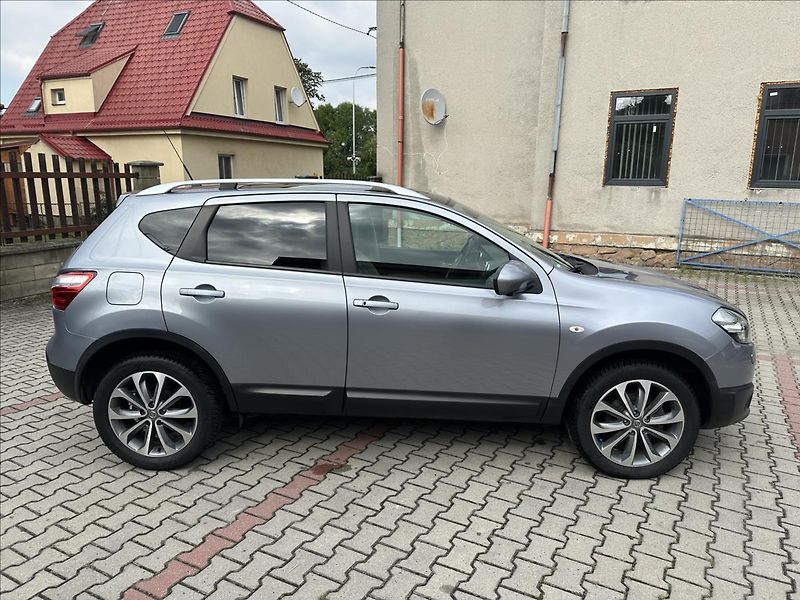Nissan Qashqai 2,0 4x4 AUTOMAT TEKNA - fotka 2 z 37