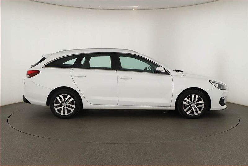Hyundai i30 (2018) 1.6 CRDi, Navi, Tempomat - fotka 6 z 14