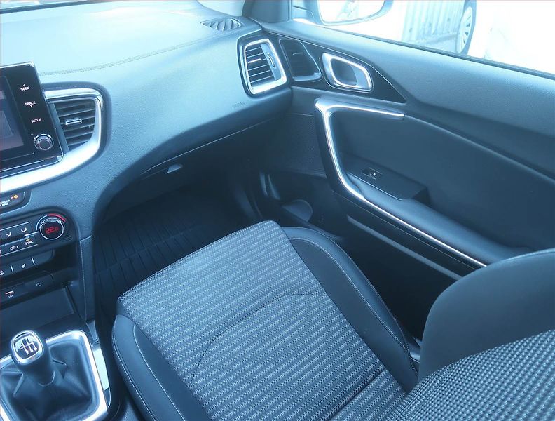 Kia Ceed (2022) Silver 1.5 T-GDI, Serv.kniha - fotka 8 z 16