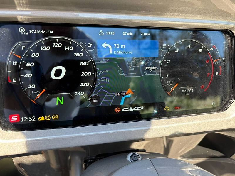 Harley-Davidson FLTRXSE CVO Road Glide (2023) - fotka 16 z 17