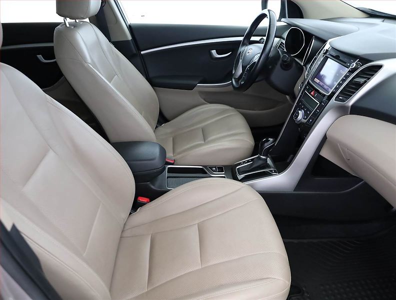Hyundai i30 (2016) 1.6 GDI, Automat, Kůže, Navi - fotka 7 z 16